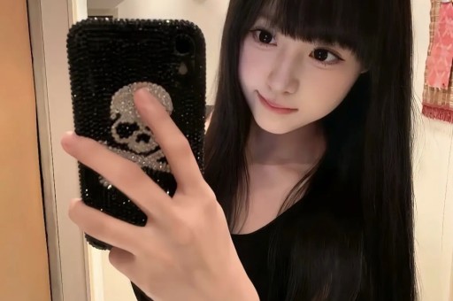 高圆圆也耍大牌？被多名工作人员围绕获助理蹲地上穿鞋惹争议